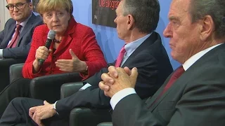 Buchvorstellung: Merkel kritisiert Schröders Rücktritt als SPD-Chef 2004
