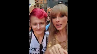 Taylor swift with the fan at TIFF #taylorswift #tiff2022 #swifties