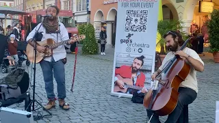 Artisti di strada italiani incantano la Germania cantando Lucio Dalla - violoncello, chitarra e voce