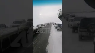 Сахалинские рыбаки подросали свои авто на трассе