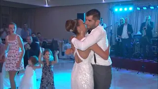 Vëllai i paralizuar kërcen për herë të parë me të motrën në dasmën e saj