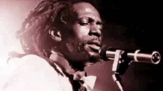 Gregory Isaacs Vs Dennis Brown