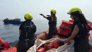 La historia de un rescate desde 'dentro' en la mortífera 'ruta del Mediterráneo central'