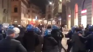 Firenze, tensione con le forze dell’ordine durante la manifestazione contro il Dpcm