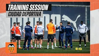 EL VALENCIA CF REALIZA SU ÚLTIMO ENTRENAMIENTO ANTES DEL DESPLAZAMIENTO A BARCELONA