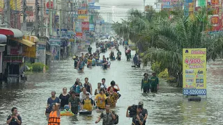 Bangkok streets are underwater! Heavy rain causes flooding in Thailand's capital