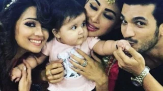 Mouni roy playing with karanvir bohra twin daughter