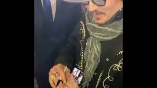 Johnny Depp signs autographs for fans #johnnydepp