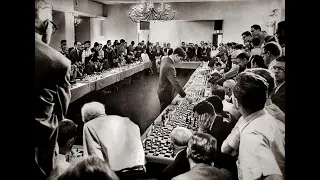 'Bobby' Fischer gra na 57 deskach, podczas gdy na jednej z nich zaczynają dziać się czary, dziwy...