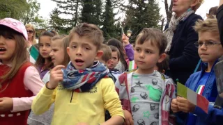 Crianças italianas cantando a Canção do Expedicionário em Português