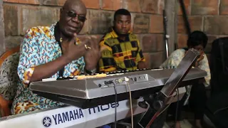 Manu Dibango en maestro réarrange Douala Sérénade acoustique