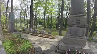 Visiting Mark Twain's grave on electric bikes