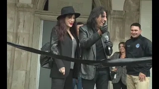 Alice Cooper visits Eloise Asylum Experience for sneak peek of this fall's haunted house tour