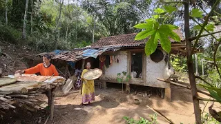 Nekad !! Puluhan Tahun Hanya Tinggal Berdua Di Rumah Tengah Hutan Tanpa Listrik