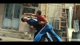 Мистер Хан защищает Паркера от хулиганов.  Каратэ-пацанThe Karate Kid