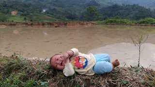 Single mother picks wild vegetables to sell to have money for her child's medical treatment