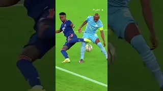 Vinicius toying with Fernandinho 🥶