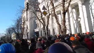 18 лютого, вул. Інститутська, атака активістів, наступ беркуту, паніка, люди стрибають у котлован