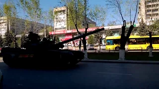 Танки едут по городу