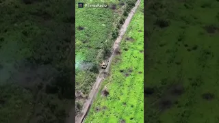 💥 Ukrainian drone ambushes unsuspecting Russian tank