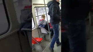 Водитель трамвая выгнал бабушку из-за запаха