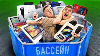 кто ПОСЛЕДНИЙ ВЫЛЕЗЕТ из БАССЕЙНА с ПРИЗАМИ - ПОЛУЧИТ ИХ! ЧЕЛЛЕНДЖ