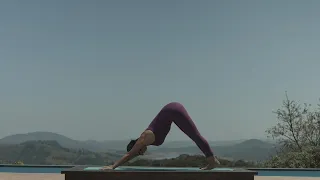 Posição de yoga - saudação ao Sol - surya namaskar | Camila Reitz