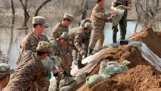 Вода в реке Урал продолжает прибывать. Военные обносят села и города дамбами в Казахстане