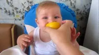 Малыш ест лимон