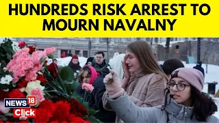 Alexei Navalny Death | Hundreds Risk Arrest To Pay Tribute To Alexei Navalny | News18 | N18V