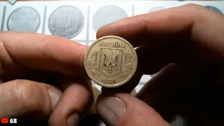 Перебираем монеты Украины номиналом 10, 50 копеек и 1 гривна.