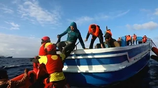 У берегов Ливии 400 мигрантов спасены с деревянной лодки (новости)