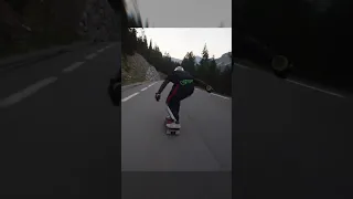 Wobbles at 100kph on a skateboard 🤯 #extreme #downhillskateboard #longboard #fail #sport #speed