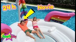 24 HORAS CON MI NOVIO EN UNA COLCHONETA INFLABLE GIGANTE EN LA PISCINA! DANIELA