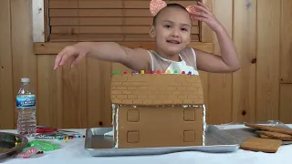 Decorating Gingerbread House | Angel Max's World