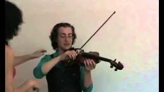 Первые уроки скрипки. Как играть смычком без скрипа.