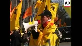 AP intw with Ukrainian President, demo of his supporters in square