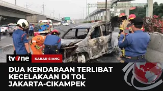 Minibus Terbakar Usai Ditabrak Mobil Pikap di Tol Jakarta-Cikampek | Kabar Siang tvOne