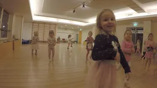 Lastetants/Kiisud keerutavad tantsu/Tantsustuudio DC/Dance Company/eesti keeles