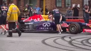 DANIEL RICCIARDO Red Bull RB7 V8 wakes Perth streets