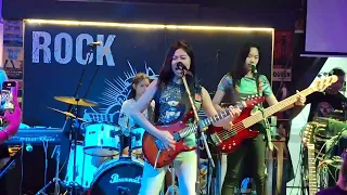 First break Mini Concert 4Rock Teenage Girls#petch & band #pettyrock Mad Bulldog Pub & Grub Bangkok