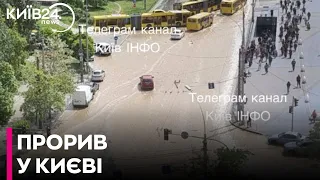 Потоп на Либідській: метро закрили, транспорт їде по одній смузі