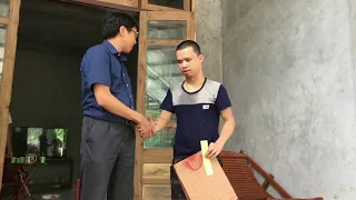 Giám đốc Trung tâm Dạy Nghề Bách Khoa - Xuân Vĩnh đi thăm các bạn học viên đã mở cửa hàng