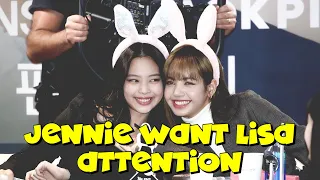 Jennie trying to get lisa's attention #part2