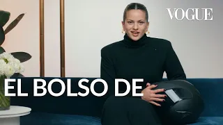 Rosalía guarda en su bolso lo que nadie imagina | El bolso de | Vogue México y Latinoamérica