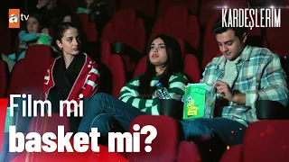 Leyla ve Ömer'in sinemada basket maçı dinlemesi Süsen'i delirtti! - Kardeşlerim 66. Bölüm