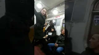 Страстный танец в метро