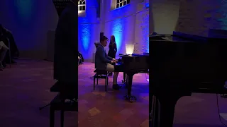 Julia van Wijk haar eerste optreden met Joost van Belzen. Gasthuiskapel Zaltbommel.