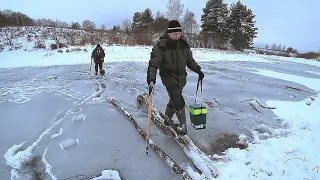 ПЕРВЫЙ ЛЁД 2022 - 2023 это УЖАС! На ТАКОМ льду я ещё НЕ ЛОВИЛ! Зимняя рыбалка на безмотылку!