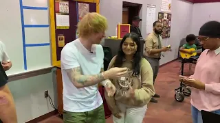 Ed Sheeran surprises US high school students in Tampa and SING WITH them !